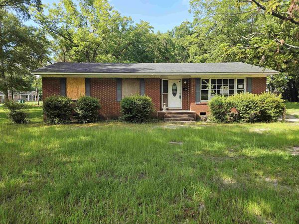 12 E Sassafras St., Andrews, SC 29510