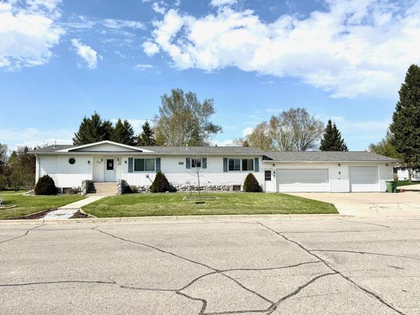 103 8th Street SW, Roseau, MN 56751