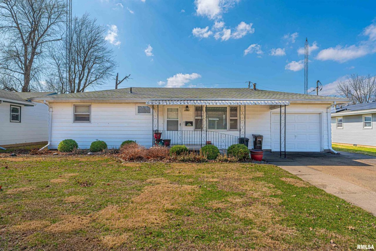 1037 N Madison Street, Lincoln, IL 62656 Main Photo