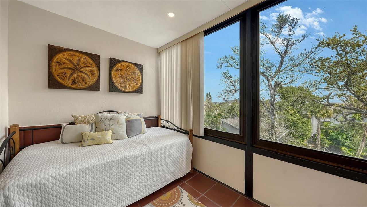 1200 East Peppertree Lane, Unit 302, Sarasota, FL 34242 Photo