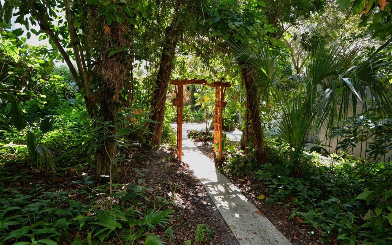 1200 East Peppertree Lane, Unit 302, Sarasota, FL 34242 Photo