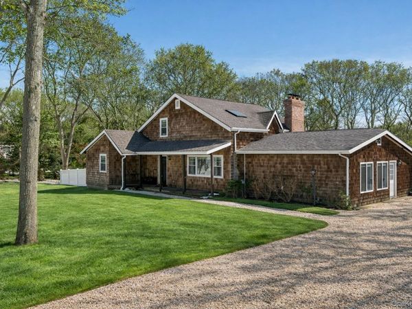 4 Stuart Court, Hampton Bays, NY 11946