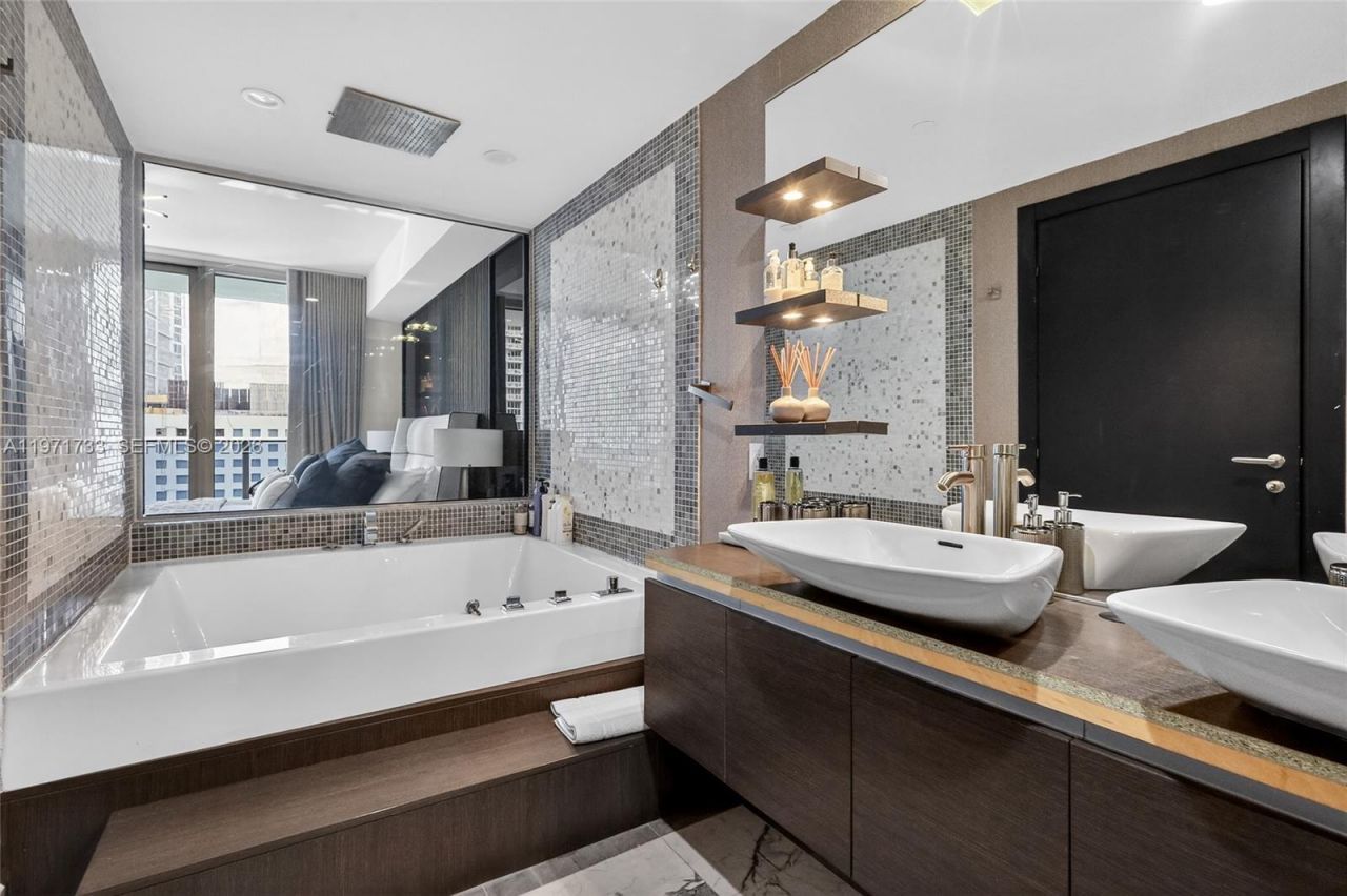 200 Biscayne Boulevard Way, Unit 1108, Miami, FL 33131 Photo
