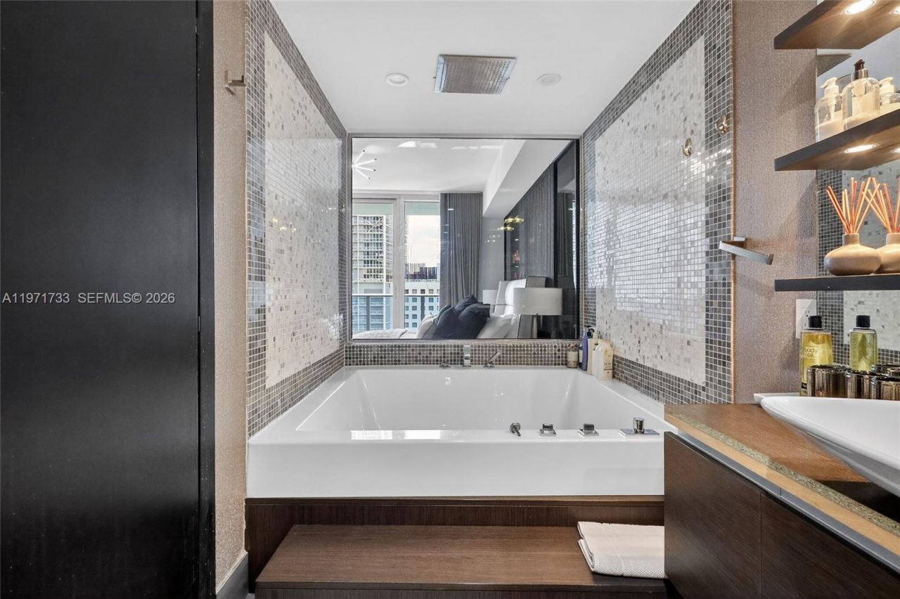 200 Biscayne Boulevard Way, Unit 1108, Miami, FL 33131 Photo