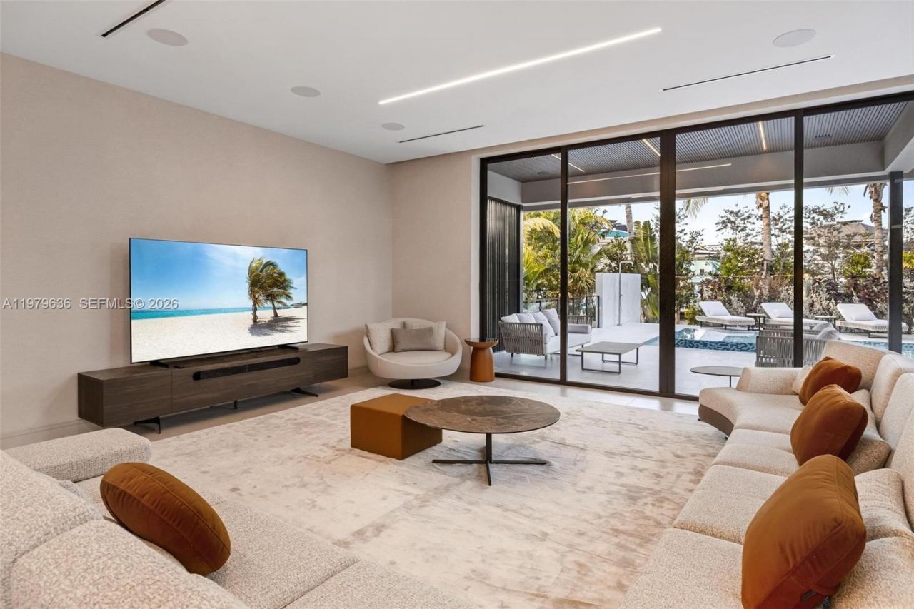 723 NE 77th St , Miami, FL 33138 Photo