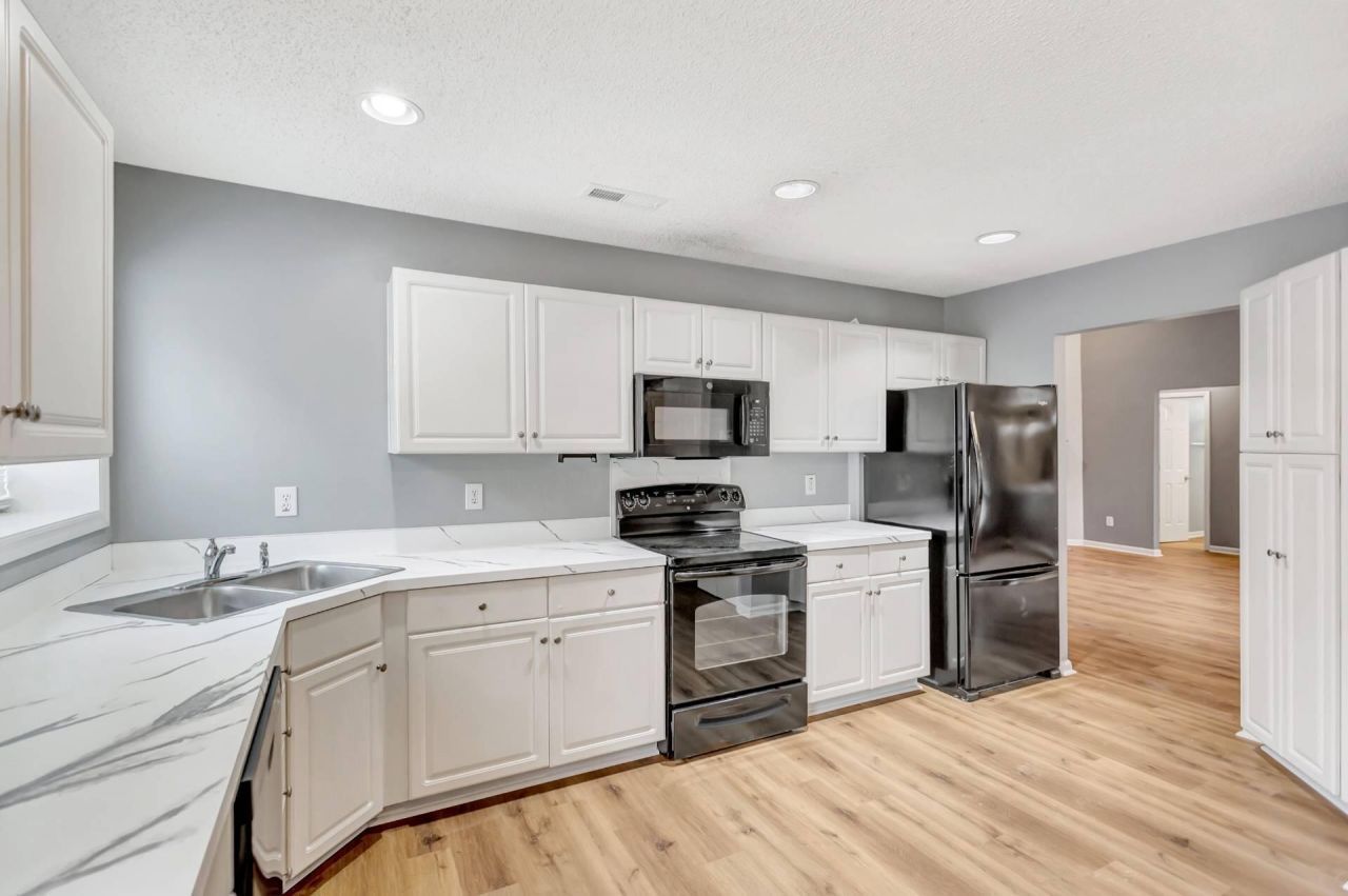 8565 Brookforest Drive Photo 14