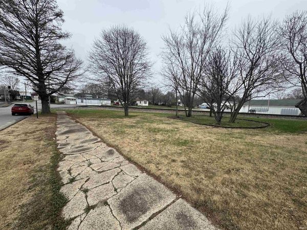 320 E Harrison Street, Oakland City, IN 47660