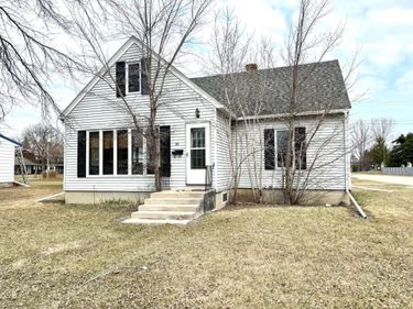 811 3rd Street NE, Roseau, MN 56751