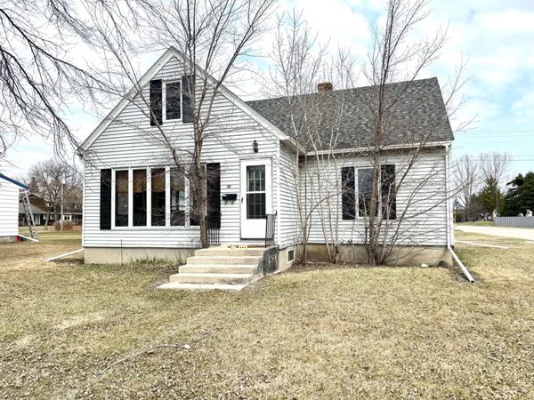 811 3rd Street NE, Roseau, MN 56751