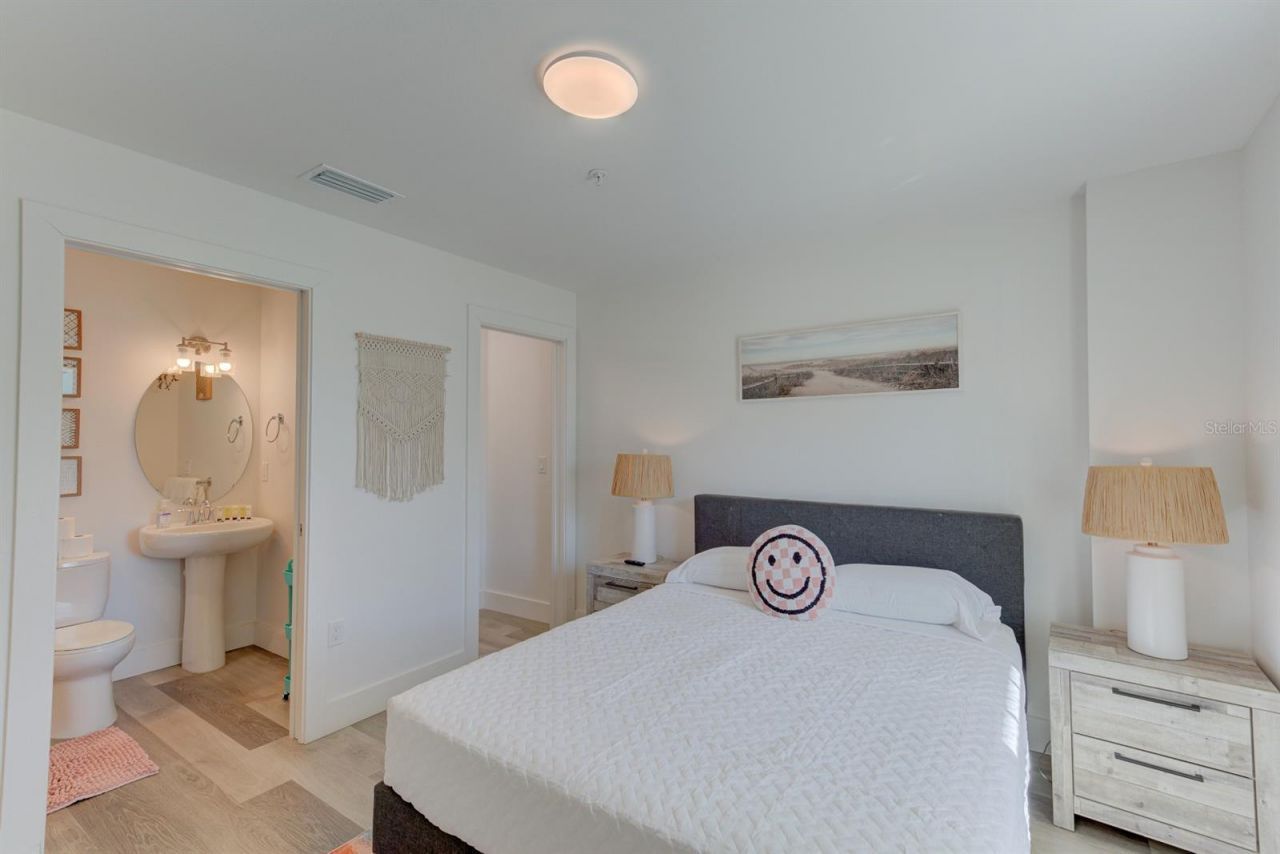 15305 1st Street E, Unit 202, Madeira Beach, FL 33708 Photo