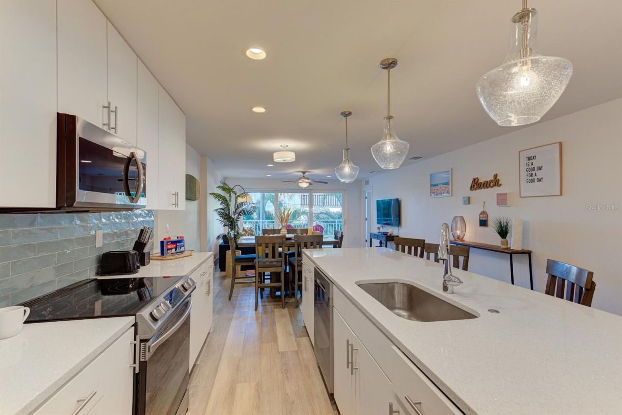 15305 1st Street E, Unit 202, Madeira Beach, FL 33708 Photo