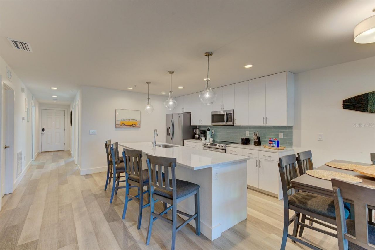 15305 1st Street E, Unit 202, Madeira Beach, FL 33708 Photo