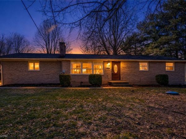 6814 Skylane Street NW, North Canton, OH 44720