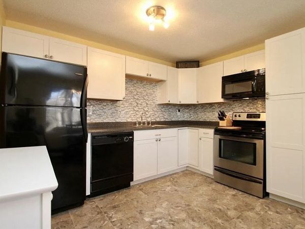 2200 Skyline Dr, Unit 6, Lowell, MA 01854