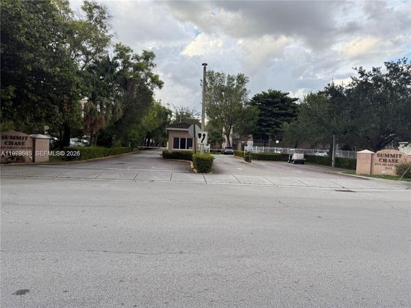 8405 NW 8th St, Unit 304, Miami, FL 33126