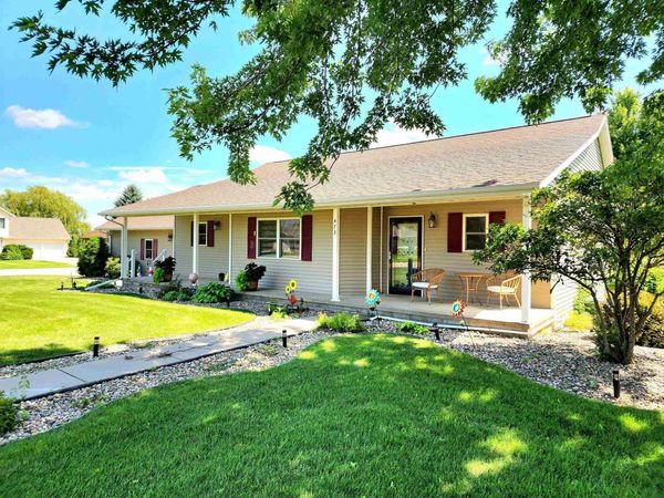 473 14th St. SE, Sioux Center, IA 51250