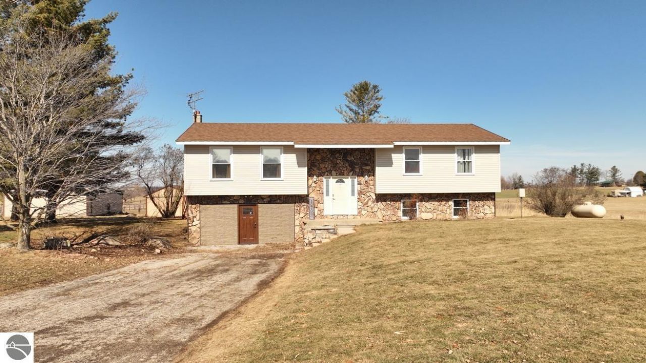 4775 Coleman Road E, Clare, MI 48617 Main Photo