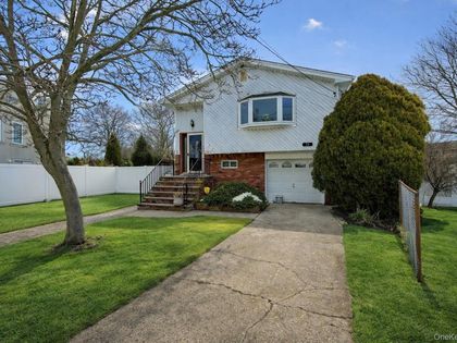 15 Snapper Court Lindenhurst, NY 11757