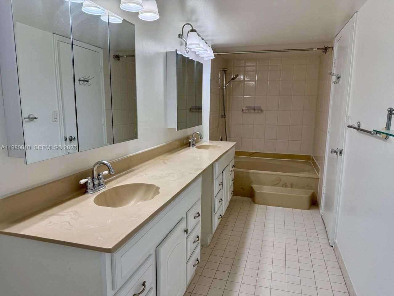 20850 San Simeon Way, Unit 105-5, Miami, FL 33179 Photo