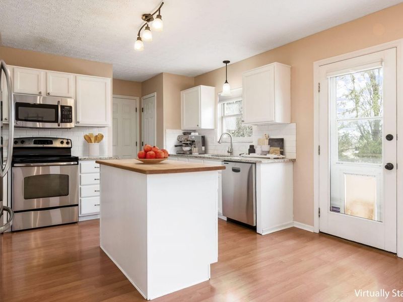 908 Portlock Drive , Columbus, OH 43228 Photo 12