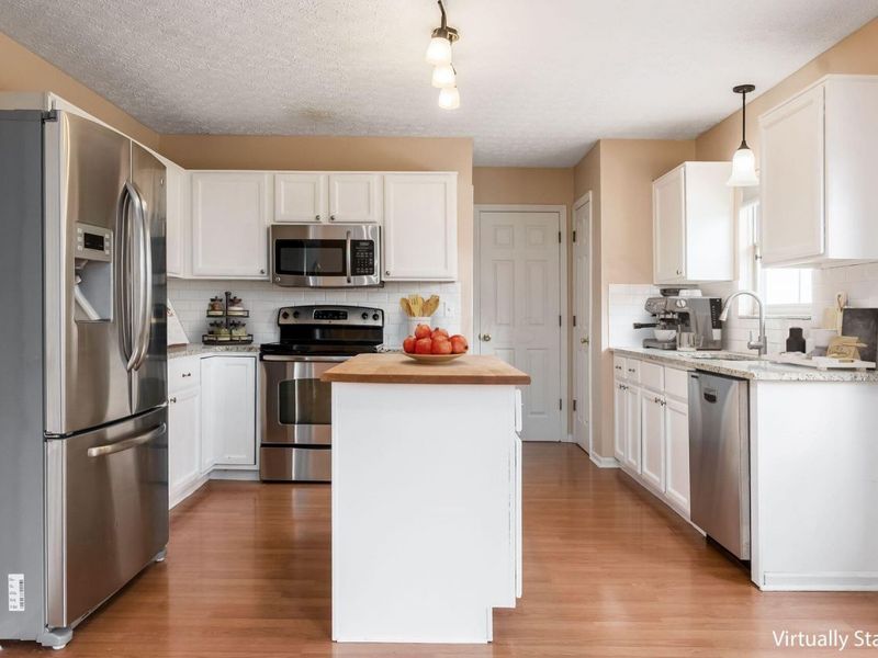 908 Portlock Drive , Columbus, OH 43228 Photo 15