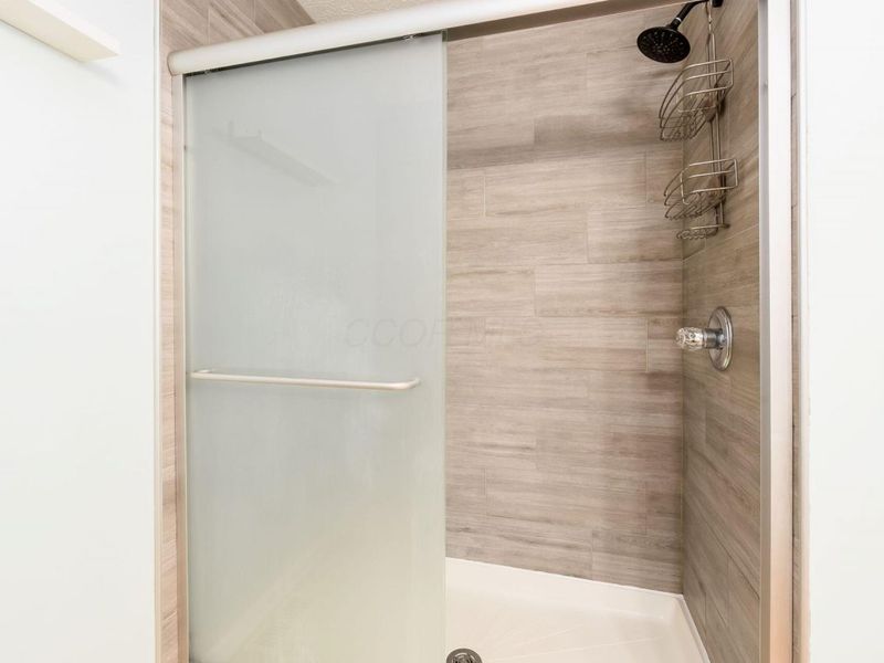 908 Portlock Drive , Columbus, OH 43228 Photo 24