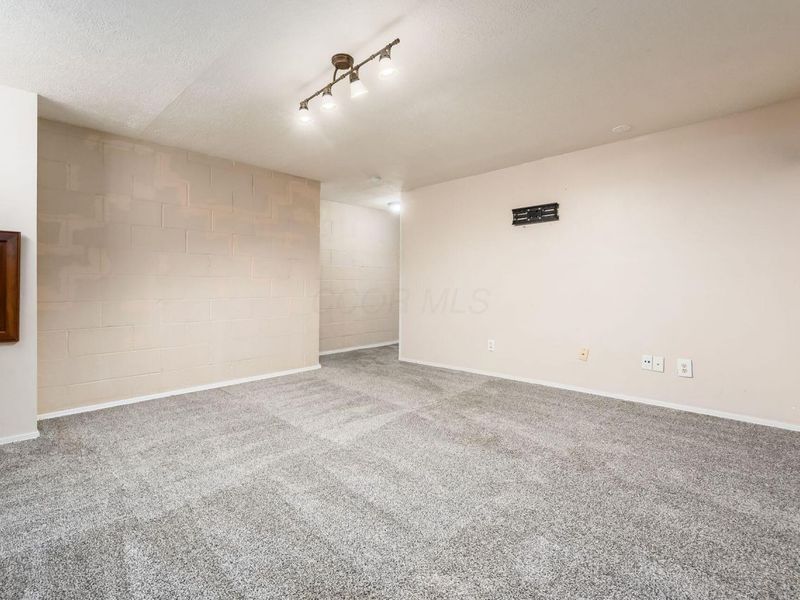 908 Portlock Drive , Columbus, OH 43228 Photo 29