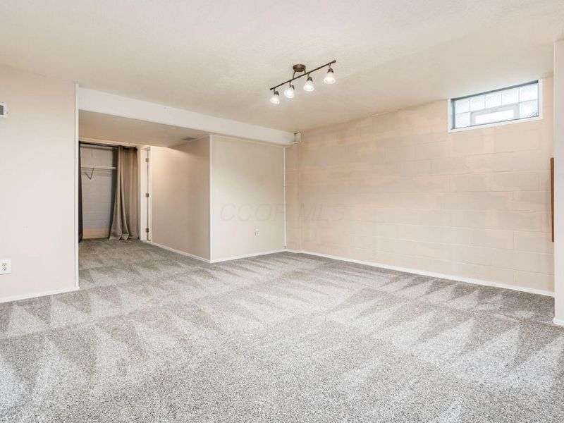 908 Portlock Drive , Columbus, OH 43228 Photo 30