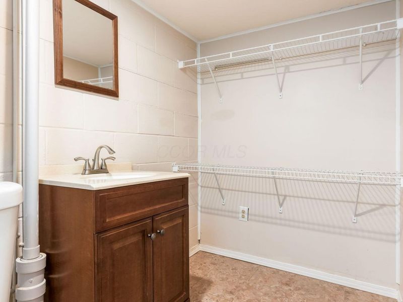 908 Portlock Drive , Columbus, OH 43228 Photo 32