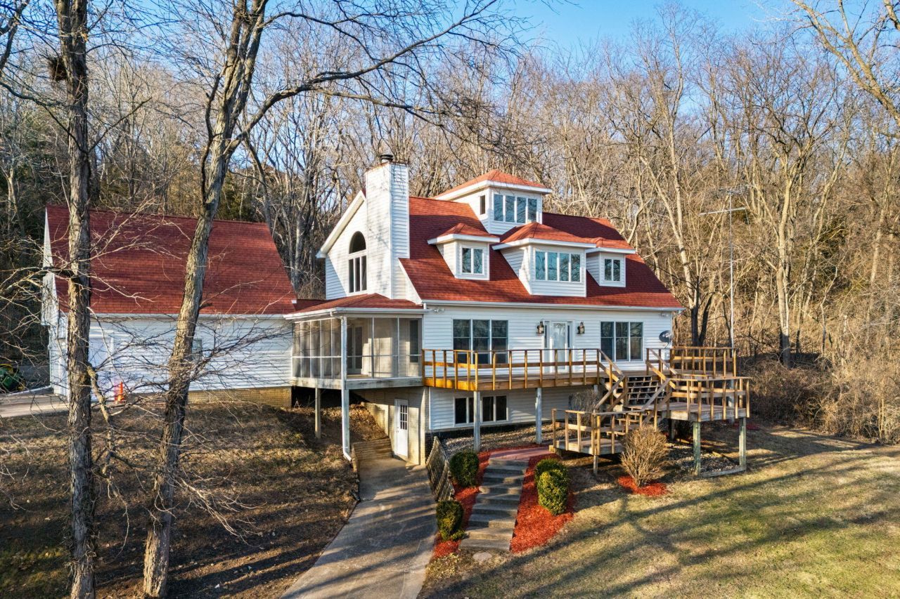 3311 Valley View Rd, Muscatine, IA 52761 Main Photo