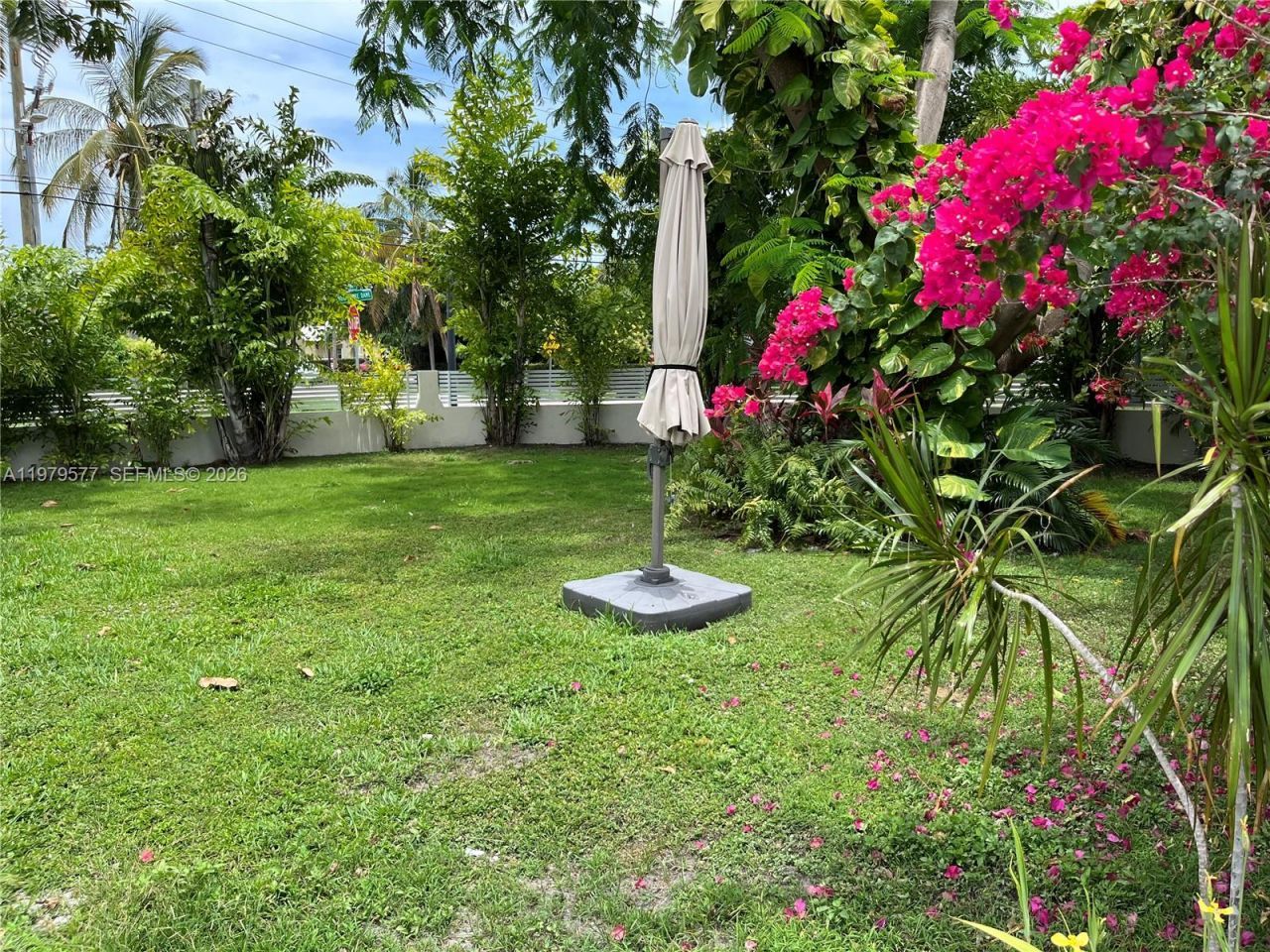 6910 Rue Notre Dame, Miami Beach, FL 33141 Photo