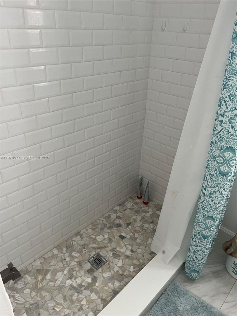 6910 Rue Notre Dame, Miami Beach, FL 33141 Photo
