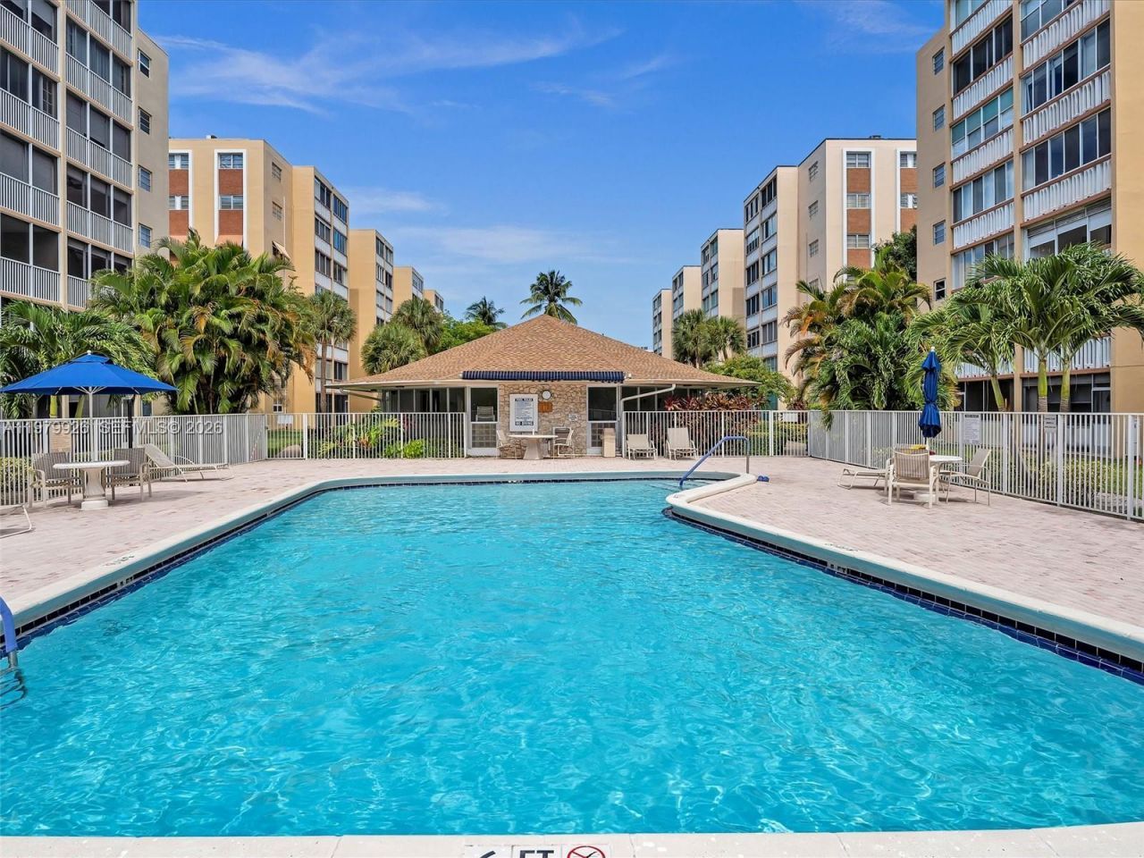 610 NE 12th Ave , Unit 203, Hallandale Beach, FL 33009 Photo