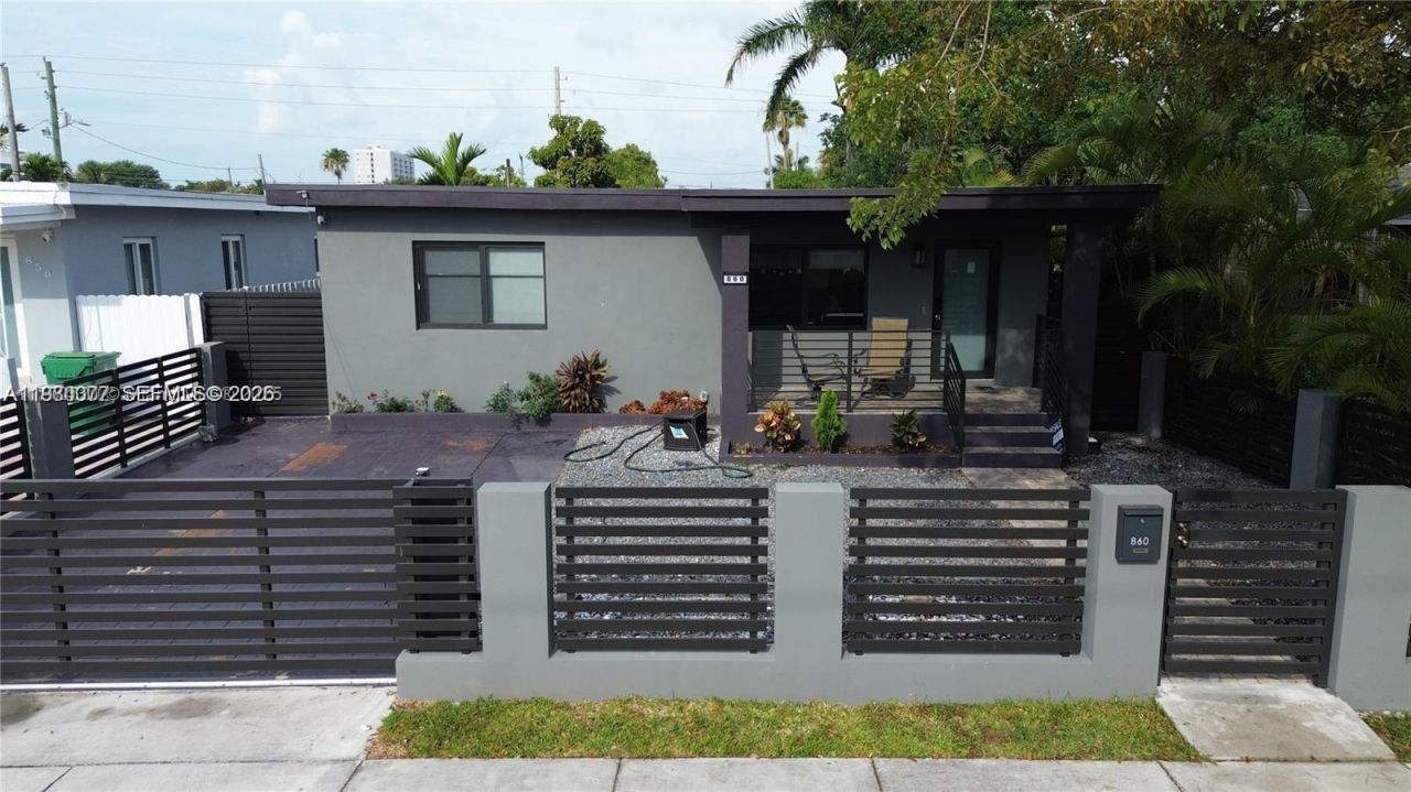 860 NW 18th Pl , Miami, FL 33125 Photo