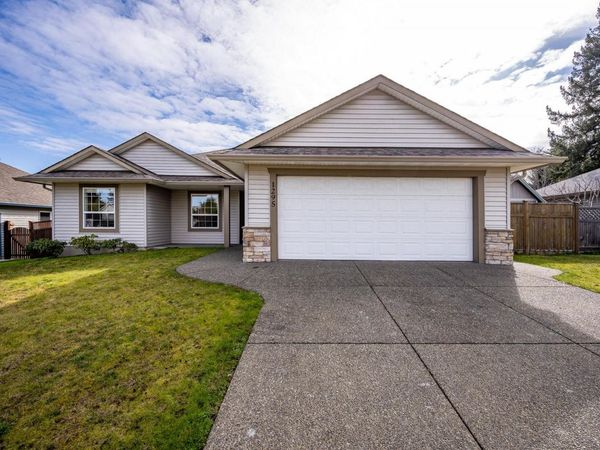 1295 Noel Ave, Comox, BC V9M 4A3