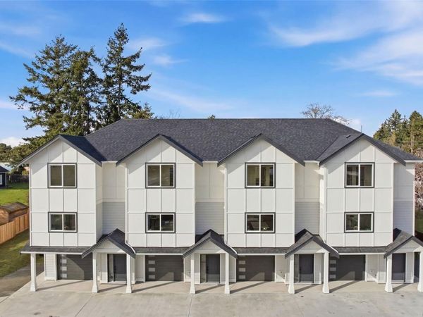 621 Broadway St , Unit 2, Saanich, BC V8Z 2G5