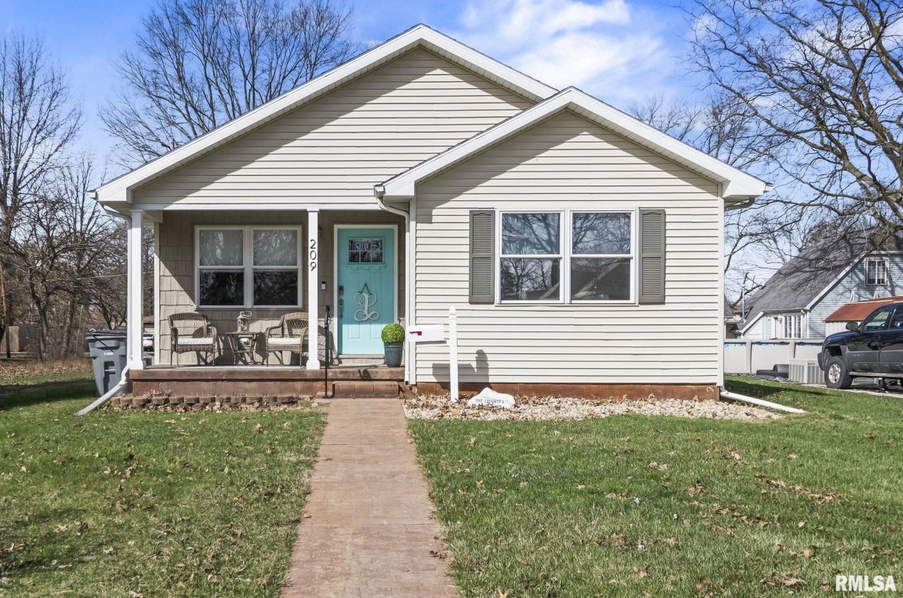 209 S Finis Street, Virden, IL 62690 Main Photo