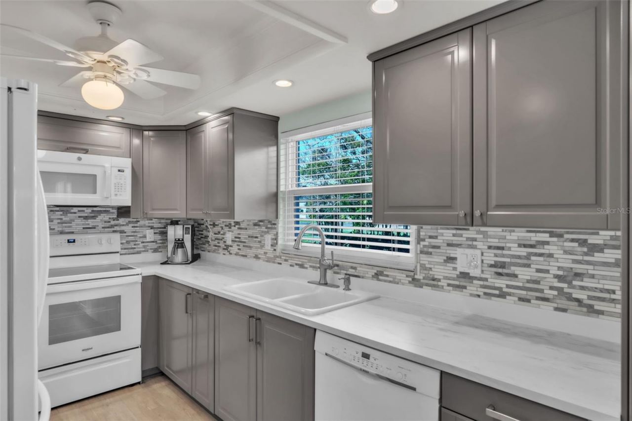 600 Manatee Avenue, Unit 145, Holmes Beach, FL 34217 Photo