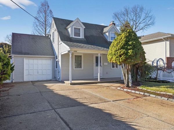 3992 William Street, Seaford, NY 11783