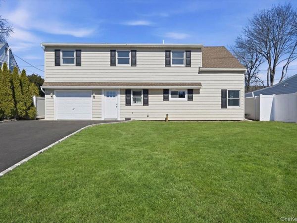 38 Bobolink Lane , Levittown, NY 11756