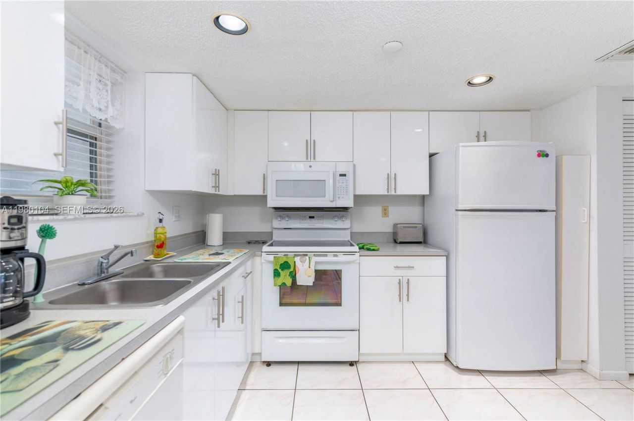 17801 N Bay Rd, Unit 607, Sunny Isles Beach, FL 33160 Photo