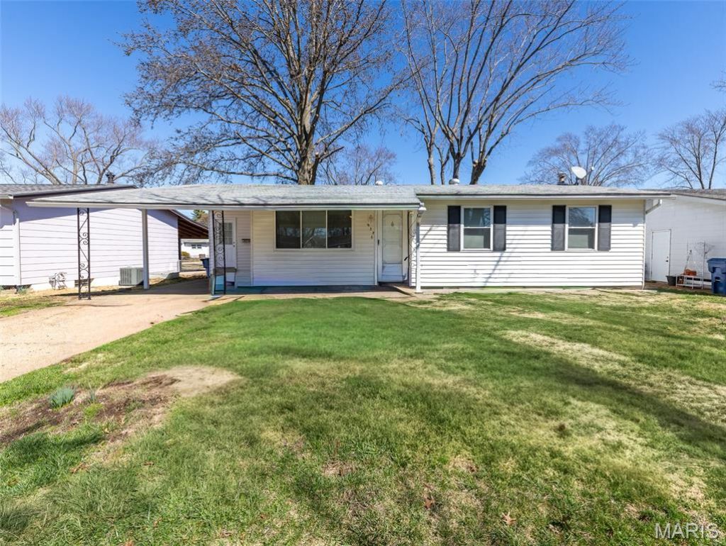 935 Kingsbrook Lane, Florissant, MO 63031 Main Photo