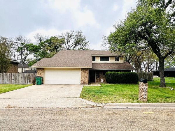 1904 N Hoover Ave, Cameron, TX 76520