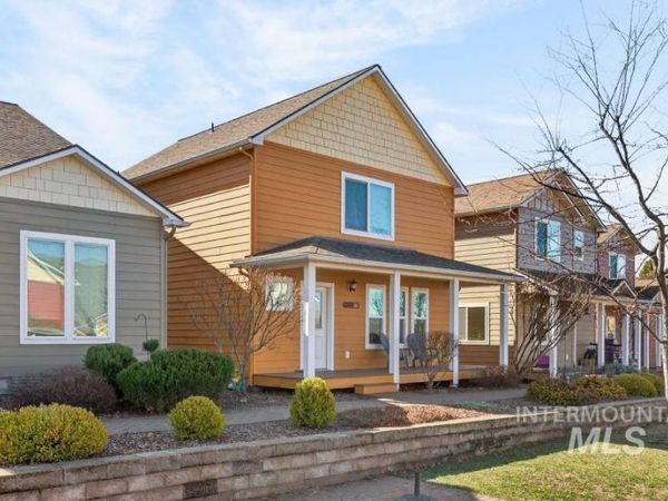 1342 Bristol, Moscow, ID 83843