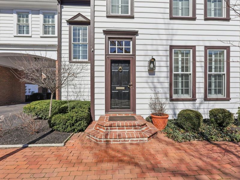 2242 Atlee Court, Unit 5, Columbus, OH 43220 Photo 3