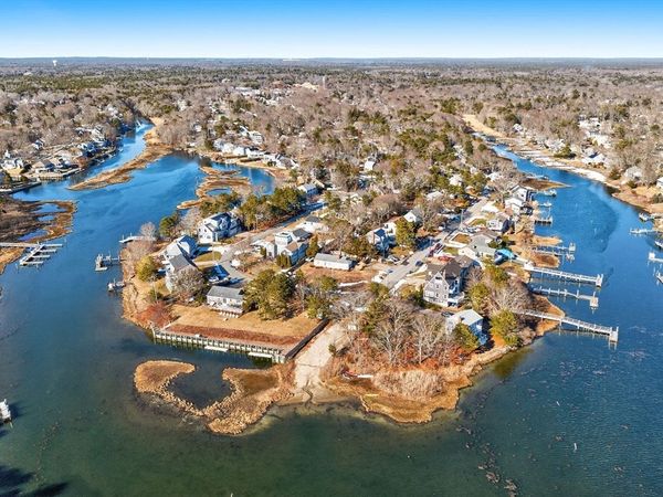 16 Carolyn Ln, Falmouth, MA 02536