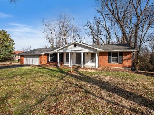 27 Nob Hill Drive , Hazelwood, MO 63138