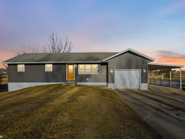 1524 Rainbow Drive, Belle Plaine, IA 52208