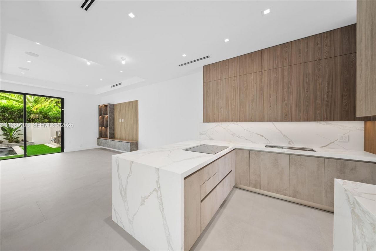 2710 S Le Jeune Rd, Coral Gables, FL 33134 Photo