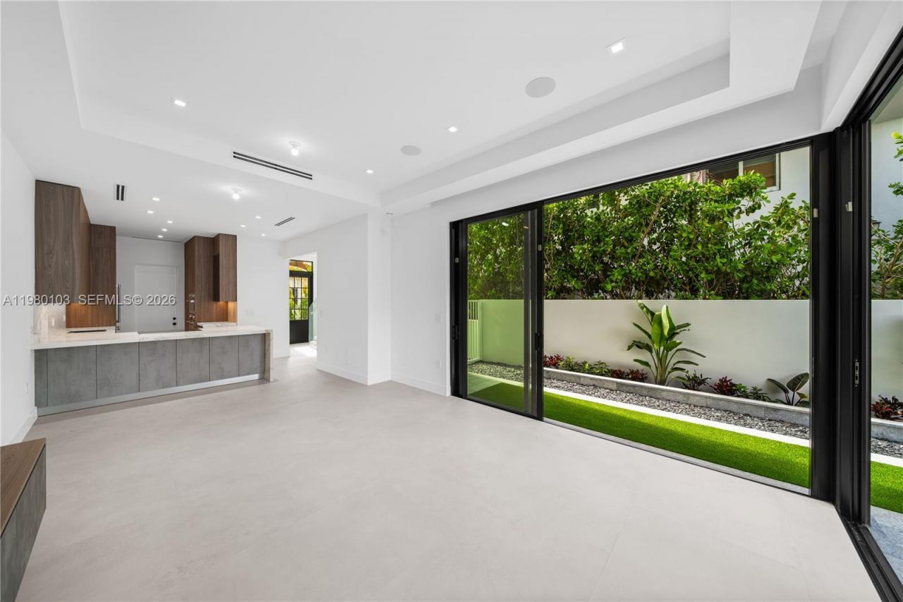 2710 S Le Jeune Rd, Coral Gables, FL 33134 Photo